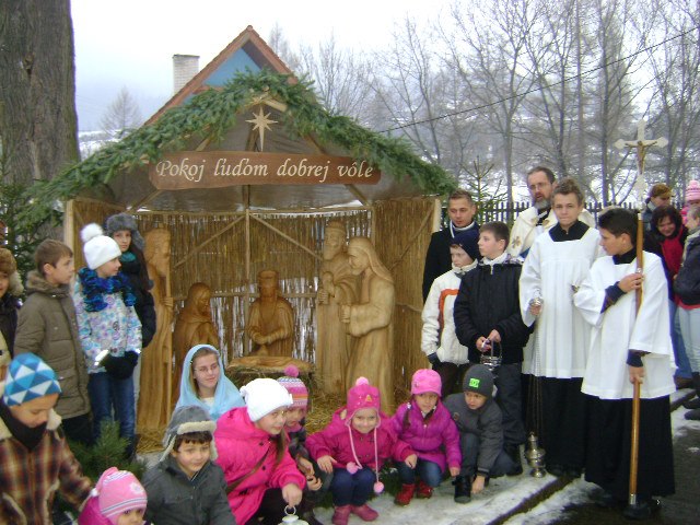 Po požehnaní nového betlehemu pri kostole