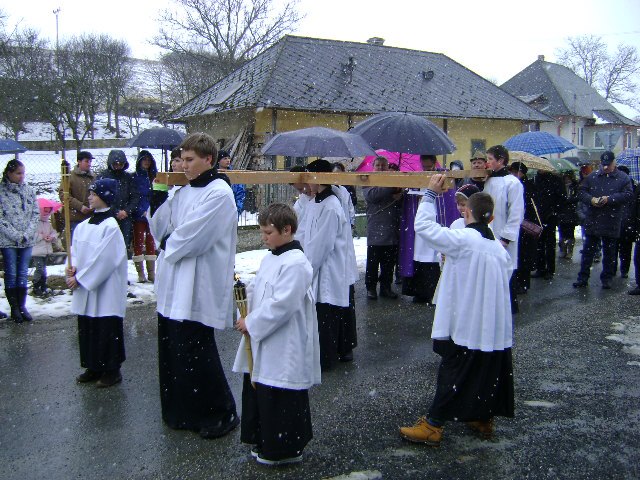 Z krížovej cesty obcou